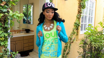 Harley Dean en 'Sexy pequeña negra sabe follar'