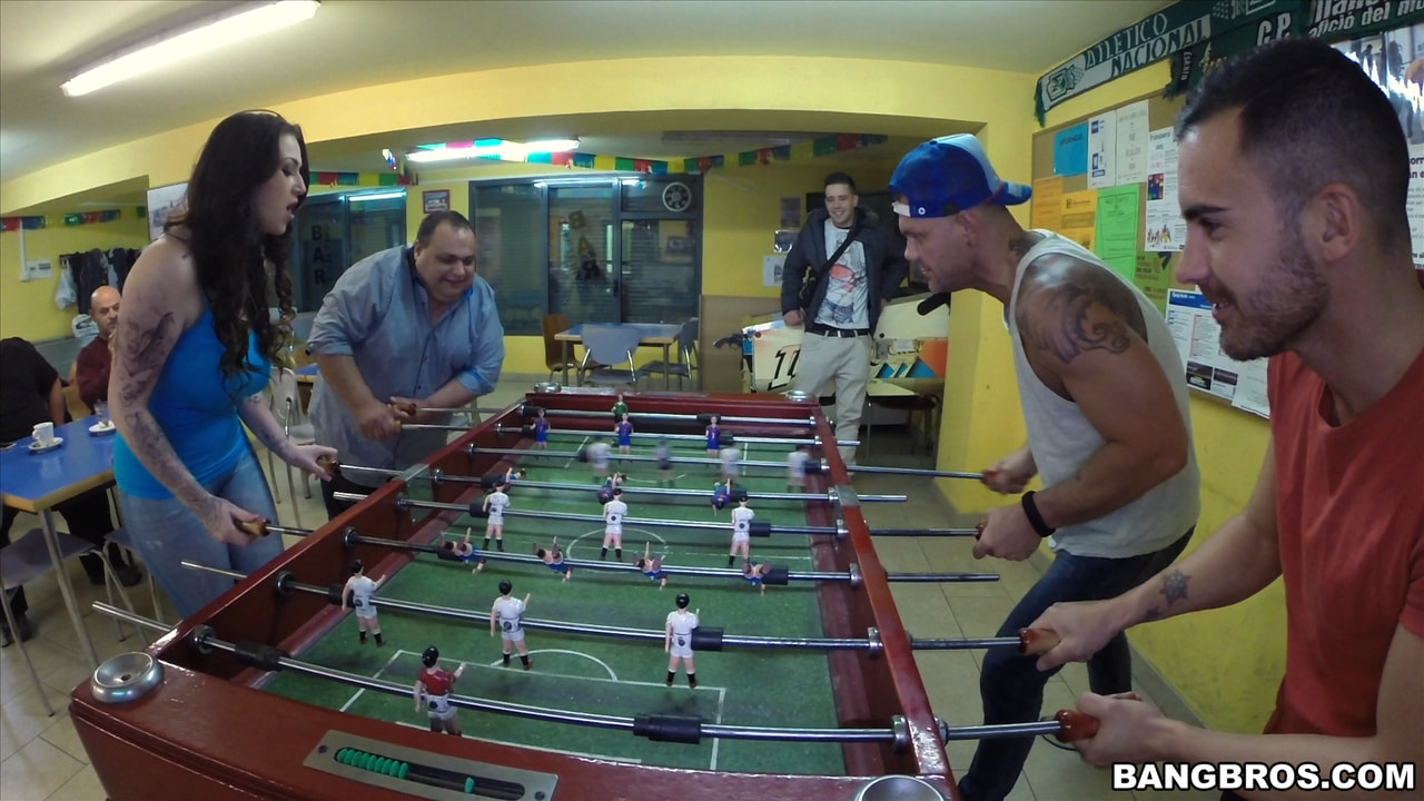 Bangbros '¡Harmony es derrotada por Nacho!' protagonizando Harmony Reigns (foto 1)
