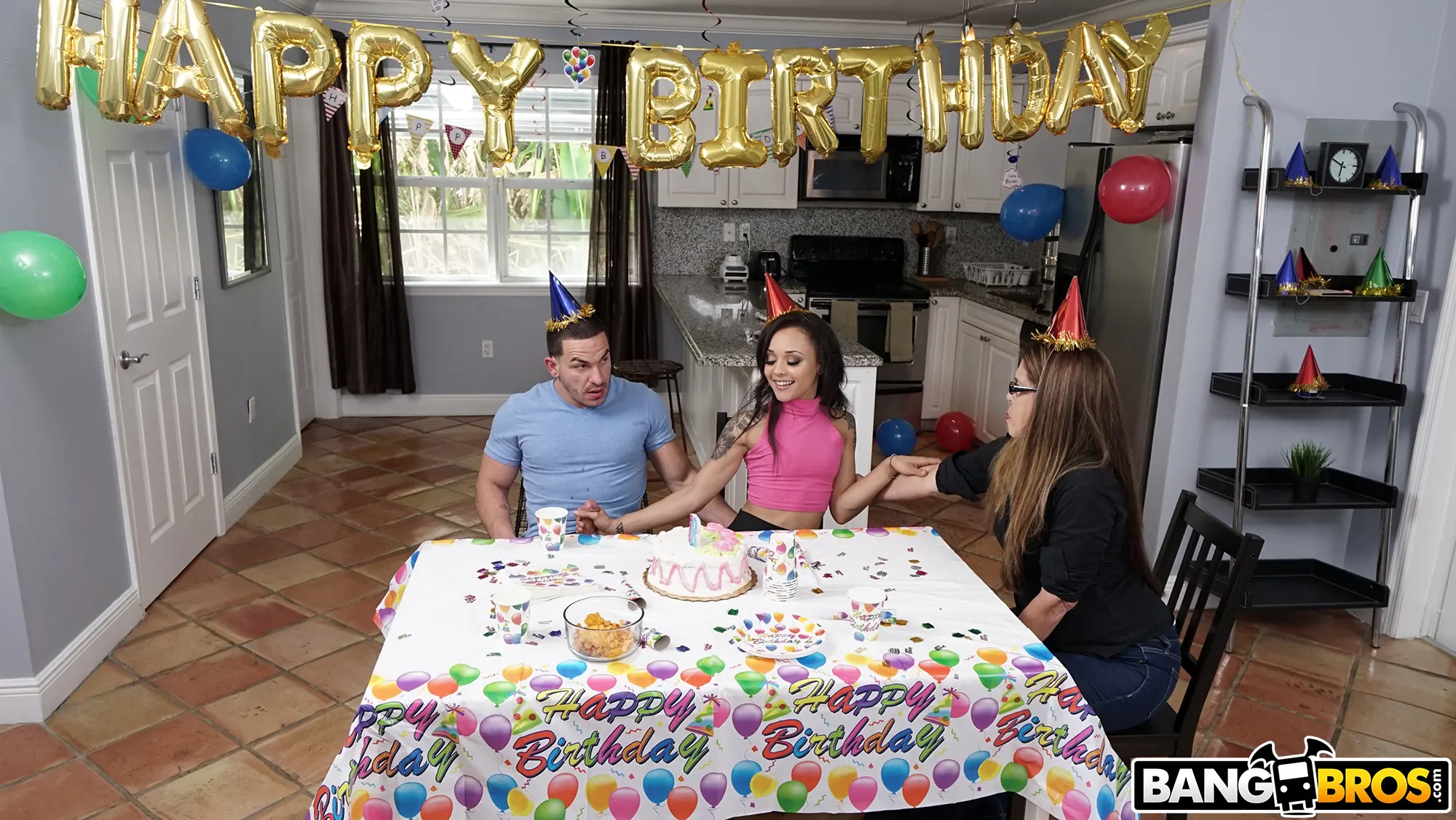 Bangbros 'Haciendo sexo anal en su fiesta de cumpleaños' protagonizando Holly Hendrix (foto 108)