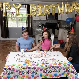 Holly Hendrix en 'Bangbros' Haciendo sexo anal en su fiesta de cumpleaños (Miniatura 108)