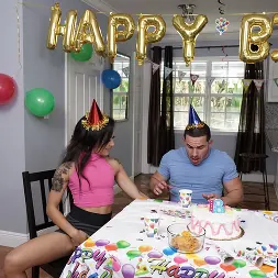 Holly Hendrix en 'Bangbros' Haciendo sexo anal en su fiesta de cumpleaños (Miniatura 135)