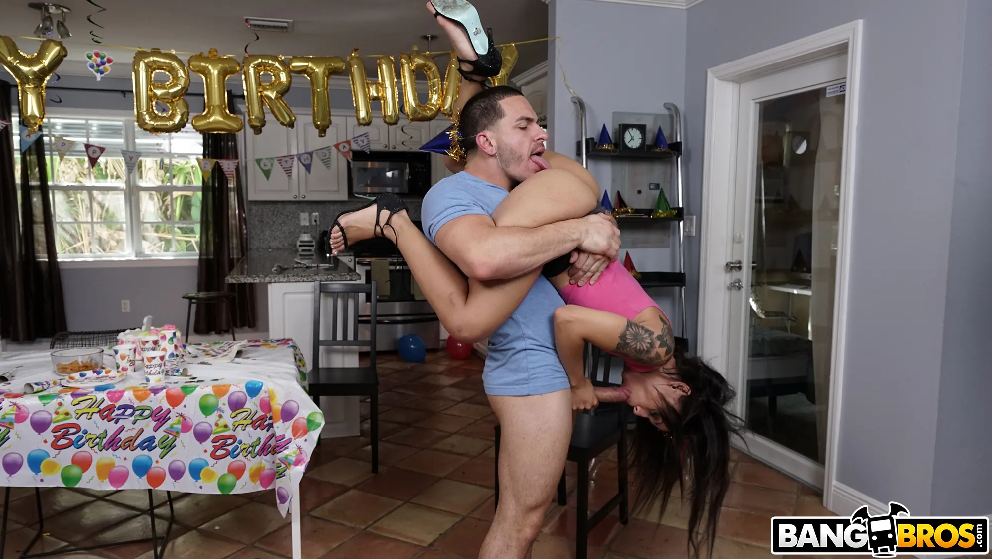 Bangbros 'Haciendo sexo anal en su fiesta de cumpleaños' protagonizando Holly Hendrix (foto 512)