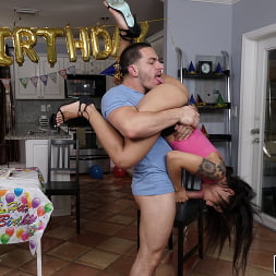 Holly Hendrix in 'Bangbros' Doing Anal At Her Bday Party (Thumbnail 512)