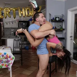 Holly Hendrix en 'Bangbros' Haciendo sexo anal en su fiesta de cumpleaños (Miniatura 512)