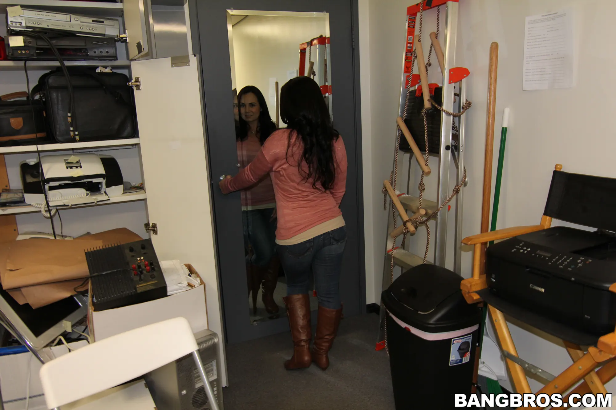 Bangbros 'La pequeña morena Holly West, sus tetas naturales y su gran culo' protagonizando Holly West (foto 18)