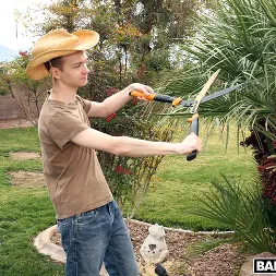 Isis Love en 'Bangbros' MILF cachonda dominando al jardinero (Miniatura 1)