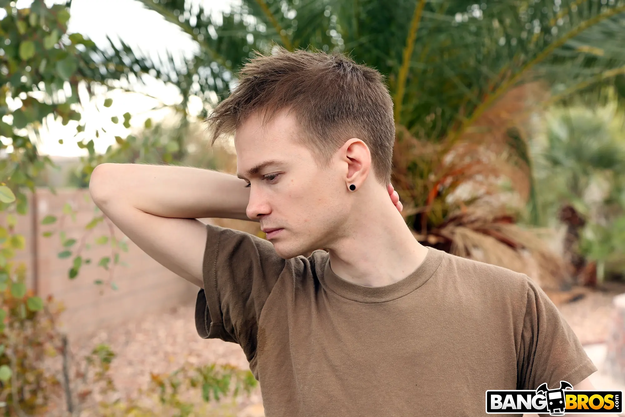 Bangbros 'MILF cachonda dominando al jardinero' protagonizando Isis Love (foto 25)