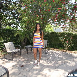 Jade Nacole en 'Bangbros' Chica hace aplaudir con su gran culo (Miniatura 1)