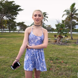 Jane Wilde en 'Bangbros' Una bella joven de 19 años se sube al autobús (Miniatura 528)