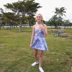Jane Wilde en 'Bangbros' Una bella joven de 19 años se sube al autobús (Miniatura 594)