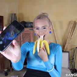 Janice Griffith en 'Bangbros' El pequeño coño de la pequeña Janice Griffith es penetrado por una polla enorme (Miniatura 9)