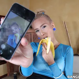 Janice Griffith en 'Bangbros' El pequeño coño de la pequeña Janice Griffith es penetrado por una polla enorme (Miniatura 12)