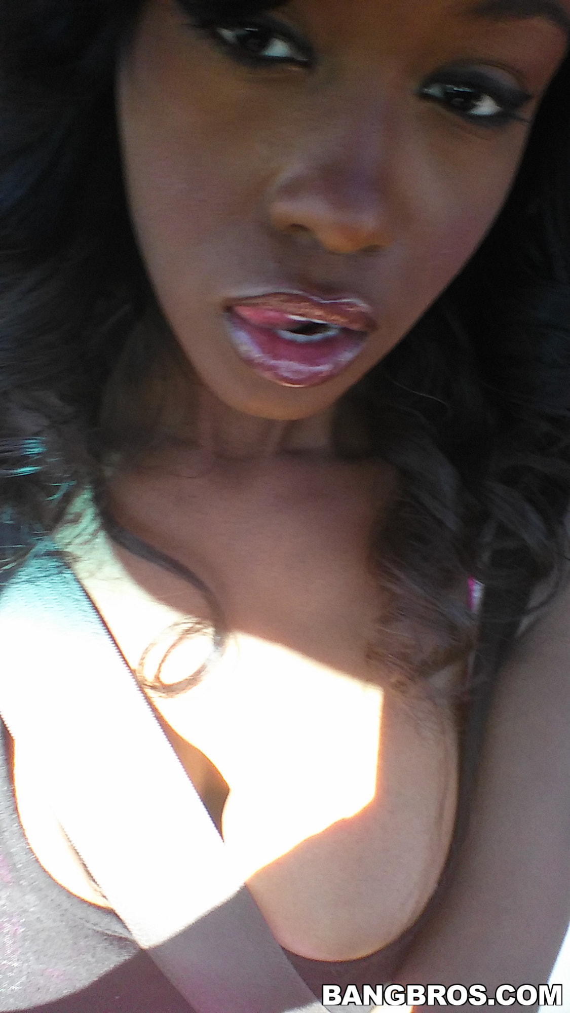 Bangbros 'Grandes tetas naturales ¡TittyFucked!' protagonizando Jezabel Vessir (foto 1)