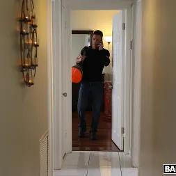 Jocelyn Stone en 'Bangbros' Prohibido follar con hermanastros (Miniatura 1)