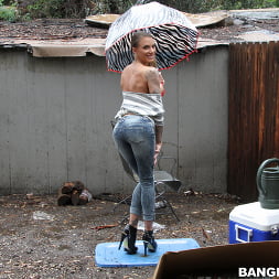 Juelz Ventura en 'Bangbros' Tetas grandes para acompañar su creampie (Miniatura 189)