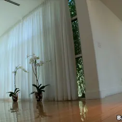 Julia Ann en 'Bangbros' ¡Milf y amateur son folladas por una polla monstruosa! (Miniatura 1)