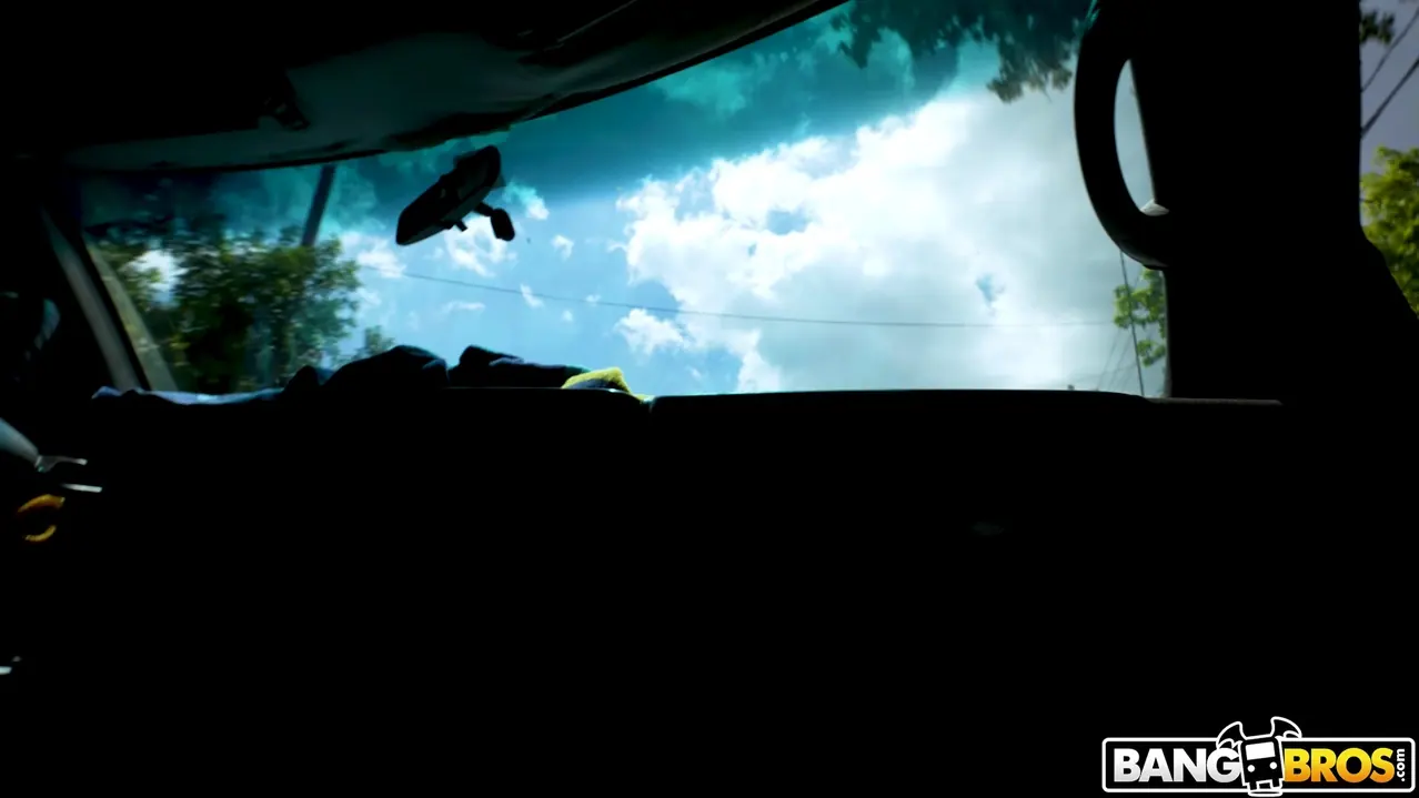 Juliette Mint en 'Chica de campo toma polla de ciudad' from 'Bangbros' (foto 1) Bangbros 'Chica de campo toma polla de ciudad' protagonizando Juliette Mint (foto 1)