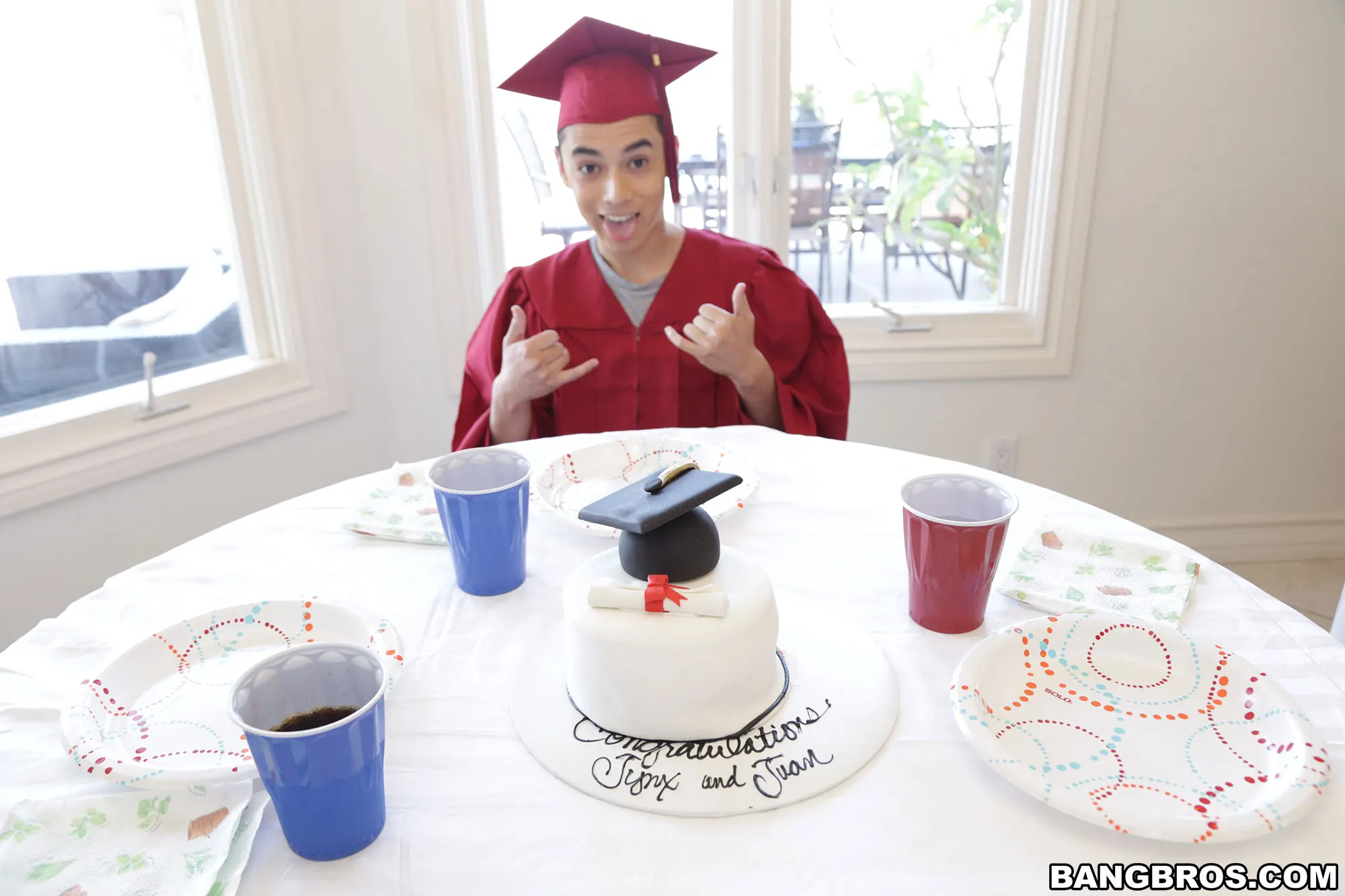 Jynx Maze en 'Golpeando el coño de mi hermanastra' from 'Bangbros' (foto 1) Bangbros 'Golpeando el coño de mi hermanastra' protagonizando Jynx Maze (foto 1)