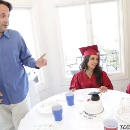 Jynx Maze en 'Bangbros' Golpeando el coño de mi hermanastra (Miniatura 128)