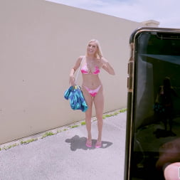 Kay Lovely en 'Bangbros' Rubia inocente folla con un desconocido (Miniatura 305)