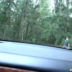 Kendra Lust en 'Bangbros' MILF con gran botín follada al aire libre (Miniatura 17)