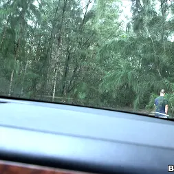 Kendra Lust en 'Bangbros' MILF con gran botín follada al aire libre (Miniatura 17)