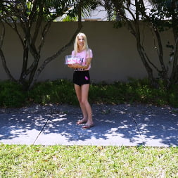 Kenzie Reeves en 'Bangbros' El pastel de Kenzie (Miniatura 37)