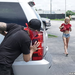Kenzie Reeves en 'Bangbros' Coño acechante (Miniatura 38)