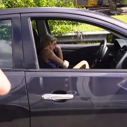 Khloe Kapri en 'Bangbros' Rubia en apuros es un monstruo desatado (Miniatura 132)