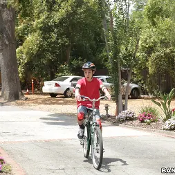 Kira Noir en 'Bangbros' Kira cura a los heridos (Miniatura 1)