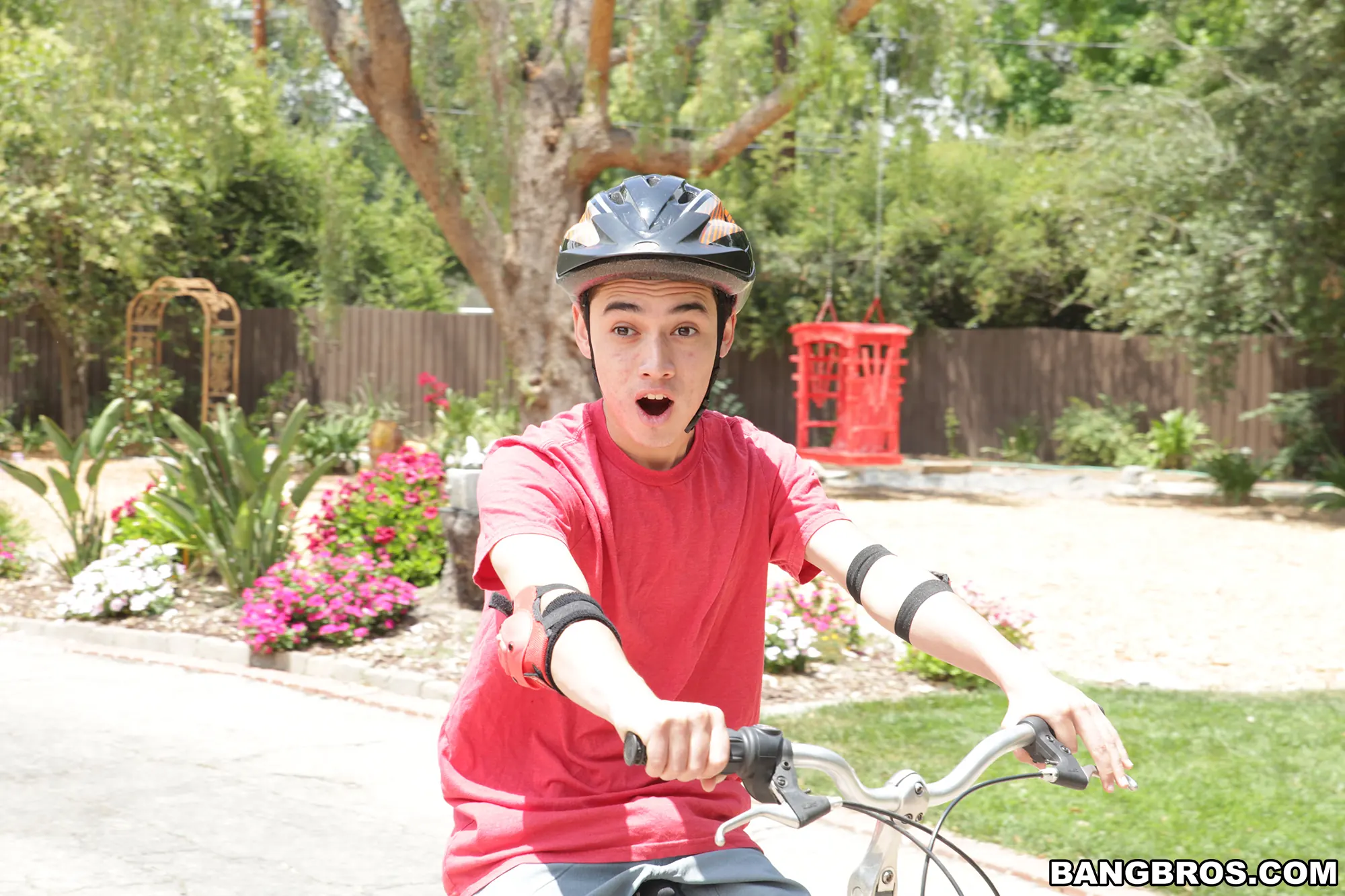 Bangbros 'Kira cura a los heridos' protagonizando Kira Noir (foto 12)