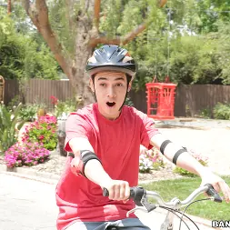 Kira Noir en 'Bangbros' Kira cura a los heridos (Miniatura 12)