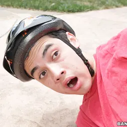 Kira Noir en 'Bangbros' Kira cura a los heridos (Miniatura 36)