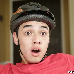 Kira Noir en 'Bangbros' Kira cura a los heridos (Miniatura 72)