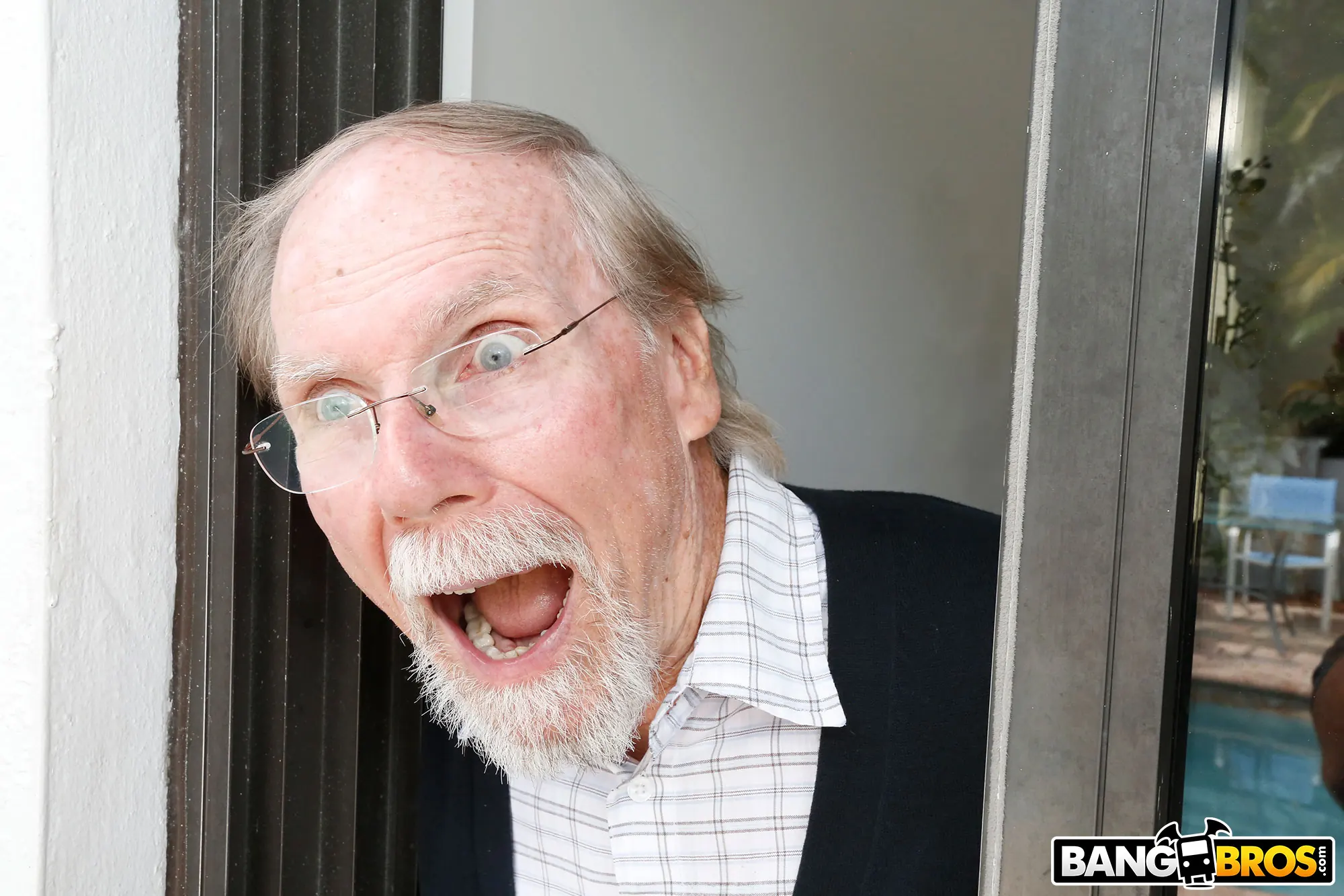 Bangbros 'Kira es golpeada por su abuelo' protagonizando Kira Perez (foto 28)