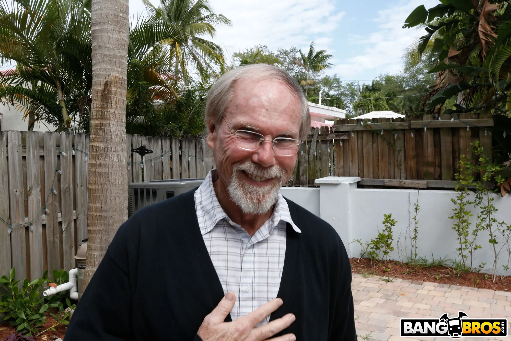 Kira Perez en 'Kira es golpeada por su abuelo' from 'Bangbros' (foto 154) Bangbros 'Kira es golpeada por su abuelo' protagonizando Kira Perez (foto 154)