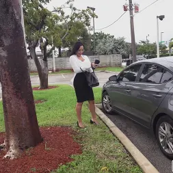 Kitten Latenight en 'Bangbros' La perra jefa se da un paseo (Miniatura 1)