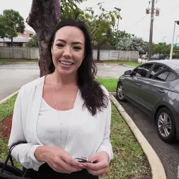 Kitten Latenight en 'Bangbros' La perra jefa se da un paseo (Miniatura 24)