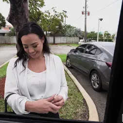 Kitten Latenight en 'Bangbros' La perra jefa se da un paseo (Miniatura 48)