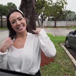 Kitten Latenight en 'Bangbros' La perra jefa se da un paseo (Miniatura 96)