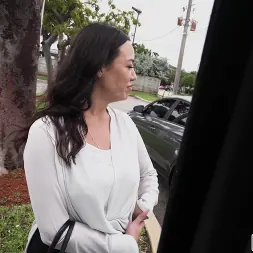 Kitten Latenight en 'Bangbros' La perra jefa se da un paseo (Miniatura 120)