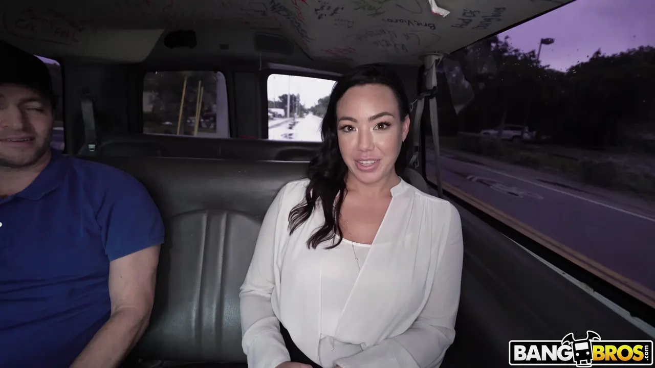 Kitten Latenight en 'La perra jefa se da un paseo' from 'Bangbros' (foto 192) Bangbros 'La perra jefa se da un paseo' protagonizando Kitten Latenight (foto 192)