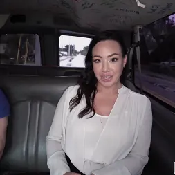 Kitten Latenight en 'Bangbros' La perra jefa se da un paseo (Miniatura 192)