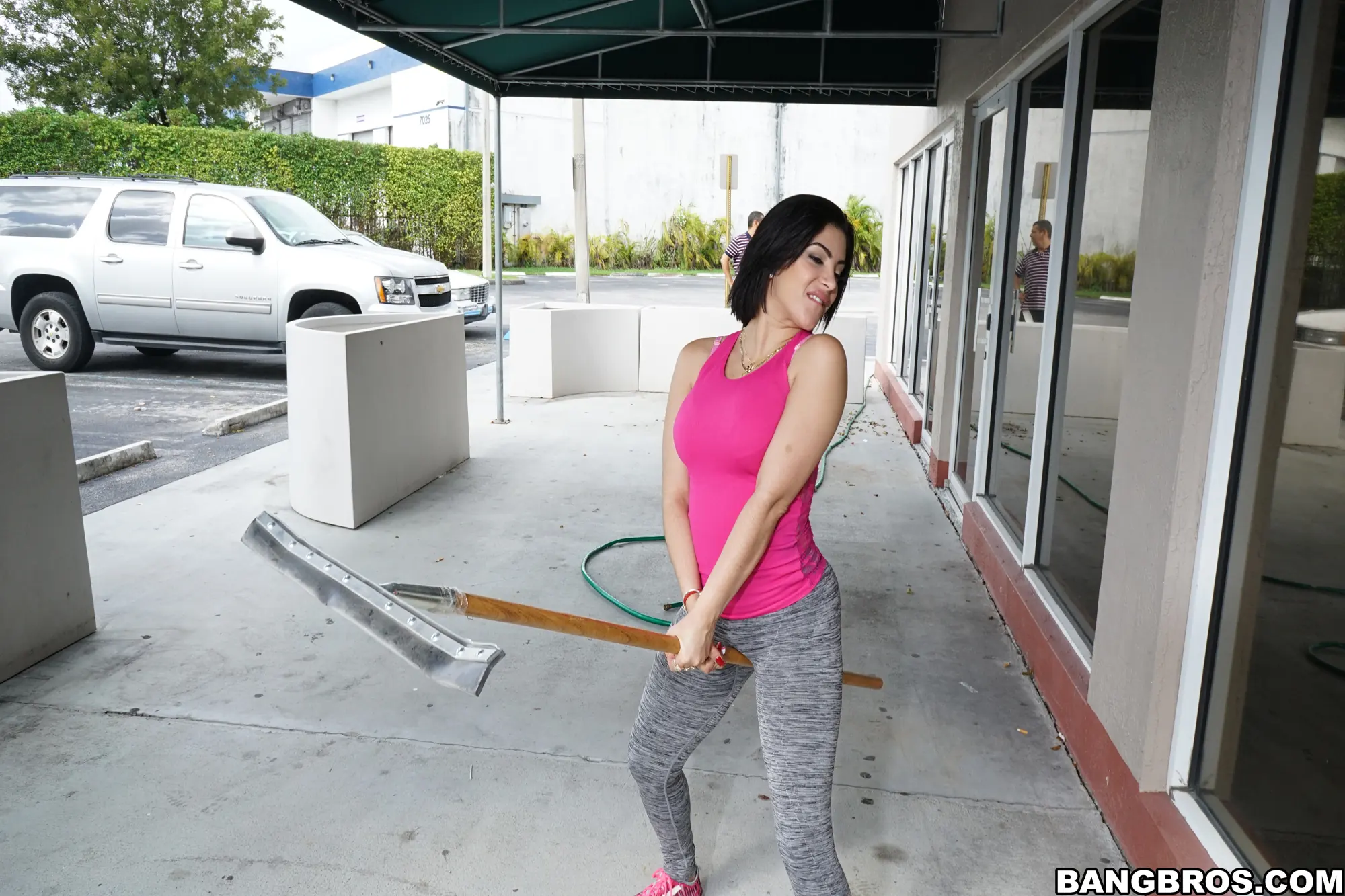 Kitty Caprice en 'Señora de la limpieza y una modelo de webcam en mi polla' from 'Bangbros' (foto 23) Bangbros 'Señora de la limpieza y una modelo de webcam en mi polla' protagonizando Kitty Caprice (foto 23)