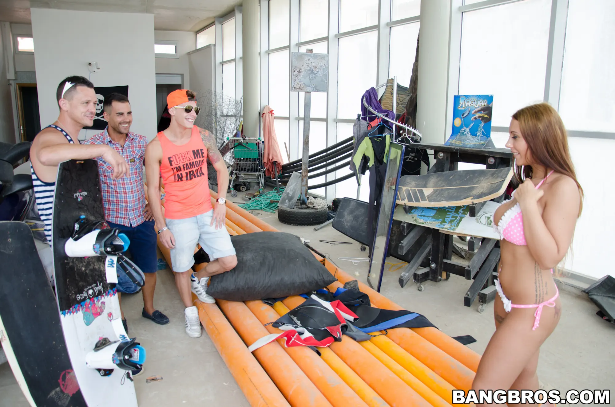 Bangbros 'Kyra pillada en un momento de diversión pública traviesa' protagonizando Kyra Hot (foto 168)