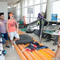 Kyra Hot en 'Bangbros' Kyra pillada en un momento de diversión pública traviesa (Miniatura 168)