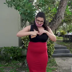 Laila Lust en La cazafortunas se sube al autobús (foto 21) Laila Lust en 'Bangbros' La cazafortunas se sube al autobús (Miniatura 21)