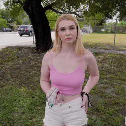 Layla Belle en El juego de adivinanzas conduce a la cogida (foto 22) Layla Belle en 'Bangbros' El juego de adivinanzas conduce a la cogida (Miniatura 22)