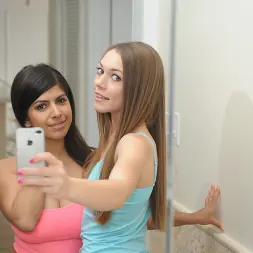 Layla Rose en 'Bangbros' ¡Envío de vídeo casero lésbico amateur! (Miniatura 54)