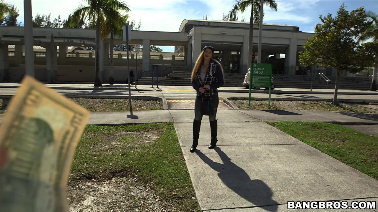 Bangbros 'Chica blanca de gran trasero viaja en autobús' protagonizando Layna Landry (foto 31)